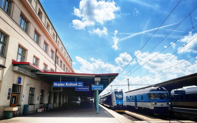 Kvůli opravám nádraží nepojedou v Hradci vlaky. Výluka zasáhne čtyři tratě