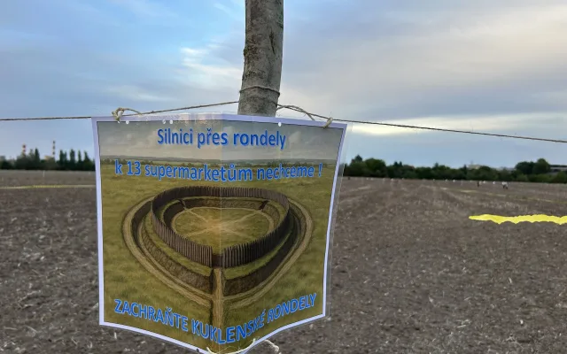 Dvě stě lidí se svíčkami. V Kuklenách bránili rondely před silnicí