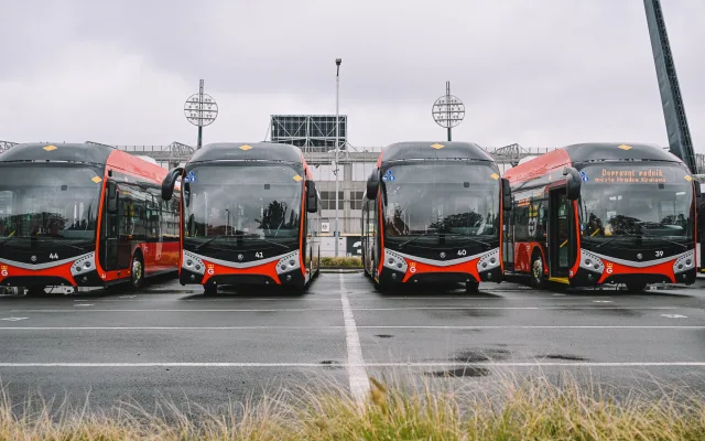 Bez drátů, ale pořád trolejbus. Do Hradce Králové dorazily nové vozy