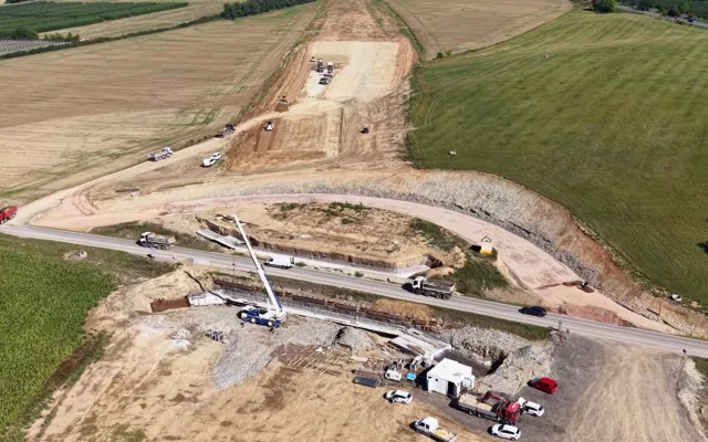 VIDEO: Tudy povede D11. Dron proletěl nad celou rozestavěnou trasou