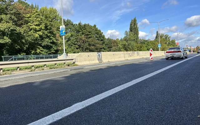 Pomalé pruhy jsou hotové. Oprava Gočárova okruhu potrvá do října