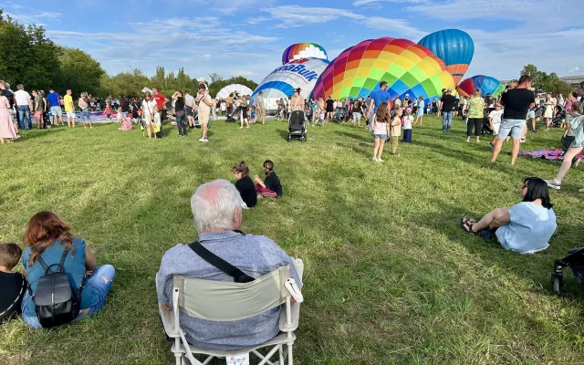 FOTO: Balony zaplnily nebe nad Hradcem. Ve čtvrtek rozzáří také Jaroměř