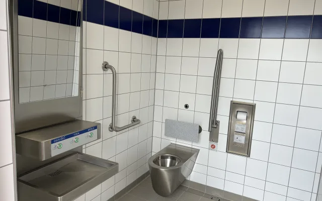 FOTO: Dětské hřiště, toalety i 98 míst. Na D11 se dnes otevřela odpočívka