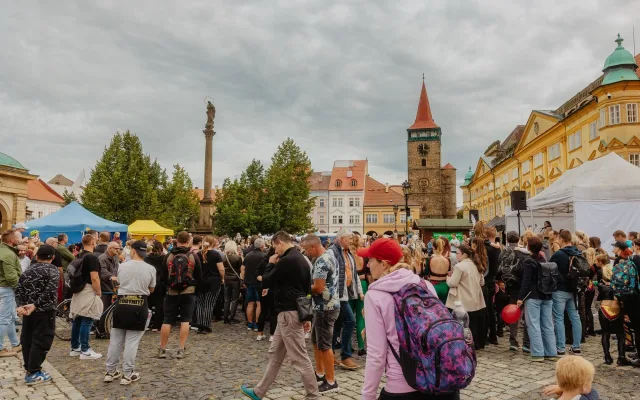 Jičín se ve středu ponoří do pohádky. Vyrazí průvod a zahraje Bombarďák