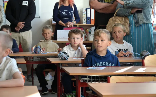 Konec dojíždění a nejistoty. Školáci v Malšově Lhotě nastoupili do opravené ZŠ