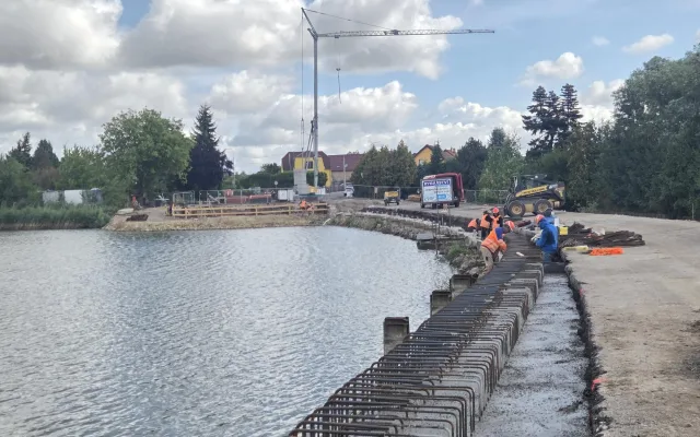 Uzavírka v Černožicích trvá. Objížďka po D11 je bez poplatku