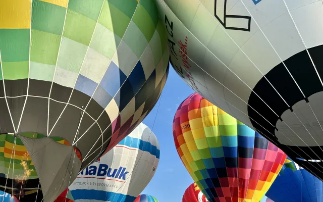 FOTO: Balony zaplnily nebe nad Hradcem. Ve čtvrtek rozzáří také Jaroměř