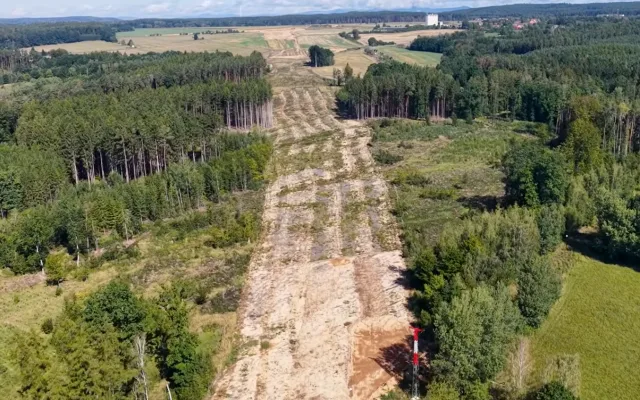 VIDEO: Tudy povede D11. Dron proletěl nad celou rozestavěnou trasou