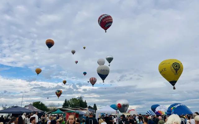 Balony přilákaly 1500 lidí. V kolonách uvízli i jejich piloti