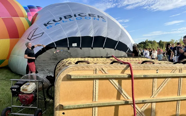 FOTO: Balony zaplnily nebe nad Hradcem. Ve čtvrtek rozzáří také Jaroměř