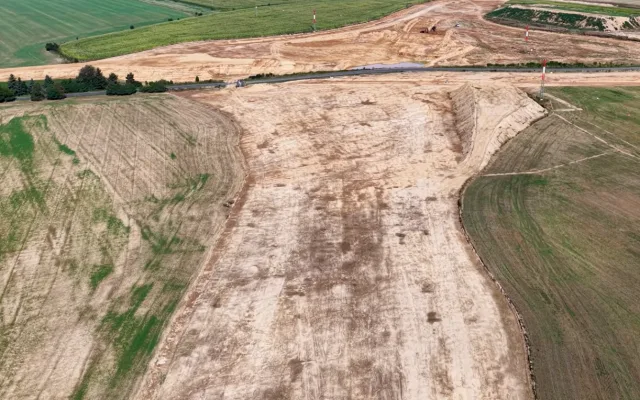VIDEO: Tudy povede D11. Dron proletěl nad celou rozestavěnou trasou