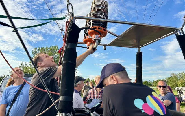 FOTO: Balony zaplnily nebe nad Hradcem. Ve čtvrtek rozzáří také Jaroměř