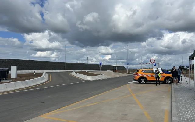 FOTO: Dětské hřiště, toalety i 98 míst. Na D11 se dnes otevřela odpočívka