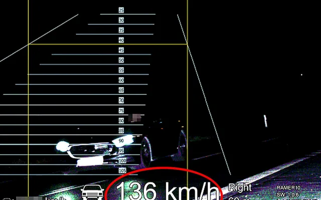 Cizinec v Mercedesu projel obcí rychlostí 136 km/h. Přišel o řidičák