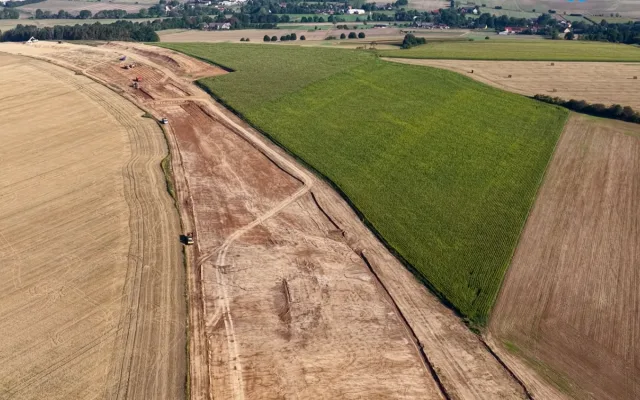 VIDEO: Tudy povede D11. Dron proletěl nad celou rozestavěnou trasou