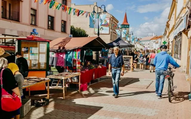 Jičín se ve středu ponoří do pohádky. Vyrazí průvod a zahraje Bombarďák