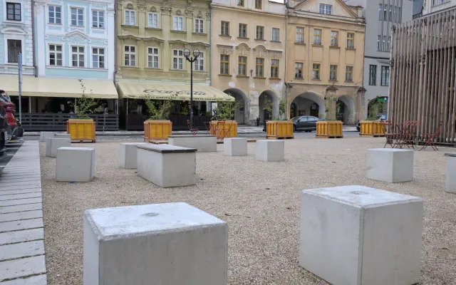 Květináče místo stromů? Úpravy Velkého náměstí stály 1,9 milionu