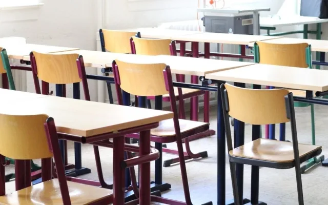 Studenti čekali před školou od noci. Chtěli nejlepší místa v lavicích