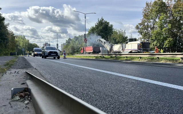 Pomalé pruhy jsou hotové. Oprava Gočárova okruhu potrvá do října