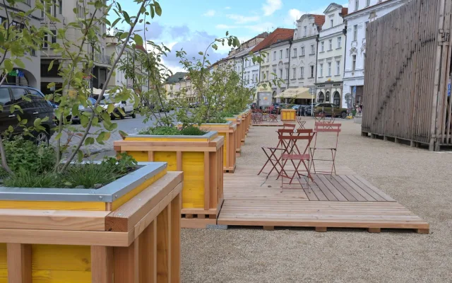 Květináče místo stromů? Úpravy Velkého náměstí stály 1,9 milionu