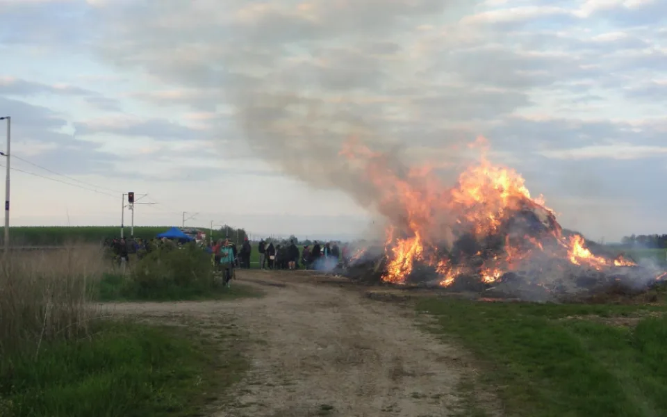 Nepovolené pálení, Lhota pod Libčany 30. 4. 2017