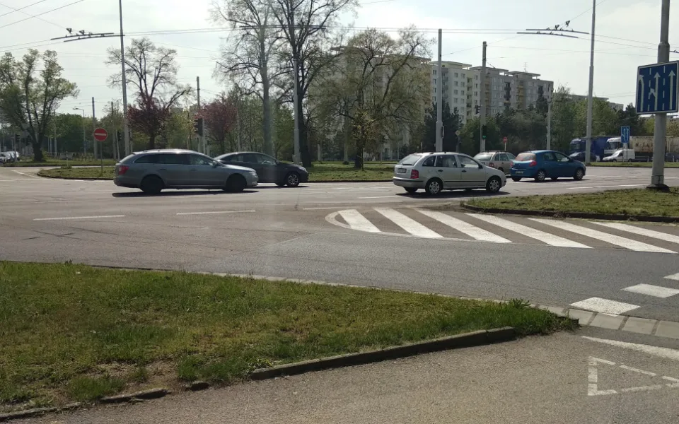 Kruhový objezd v Brněnské ulici