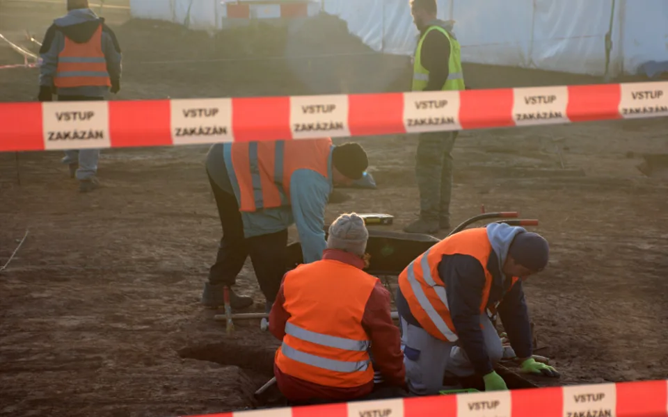 Archeologové a dělníci u Smiřic