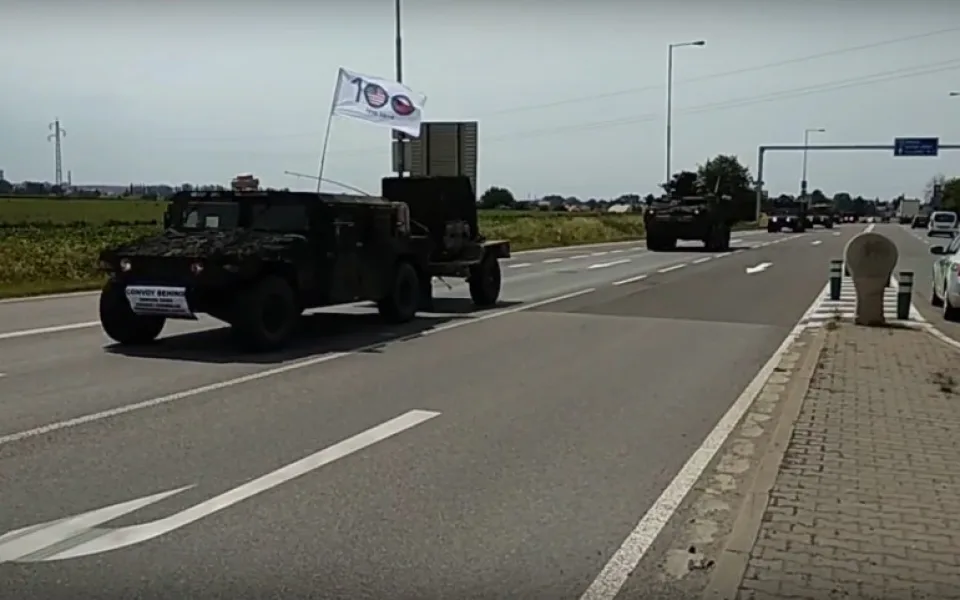 Konvoj projíždějící Hradcem Králové