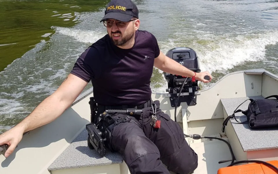 Policista na přehradě Les Království
