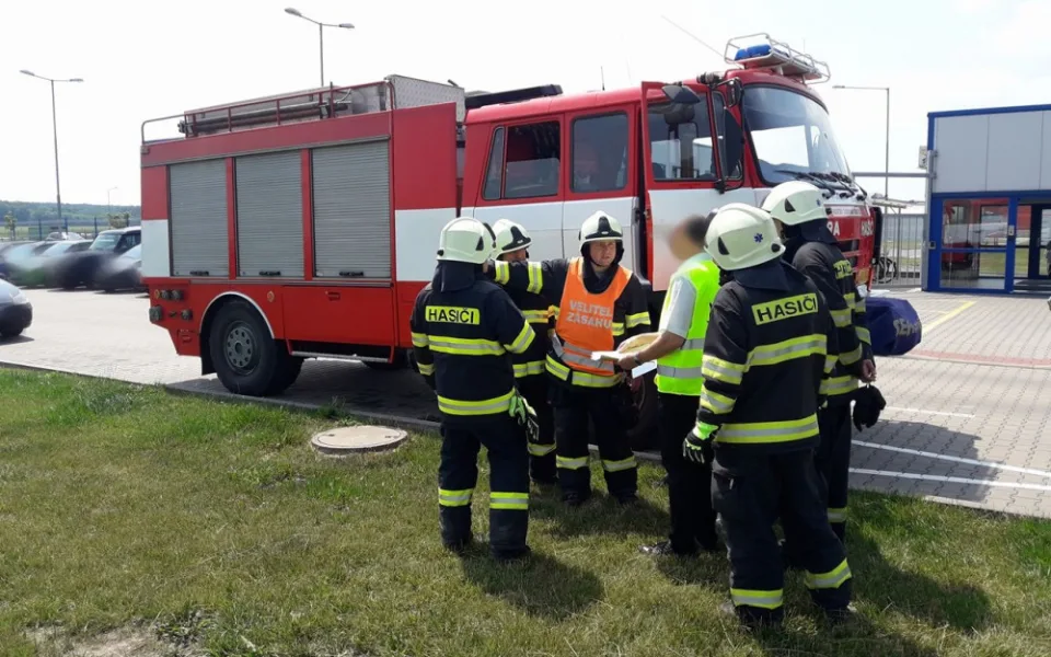 V průmyslové zóně Zábědov dnes unikly do vodního toku dva až tři metry krychlové ethylacetátu