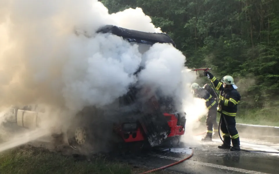 Požár nákladního automobilu u Chlumce nad Cidlinou