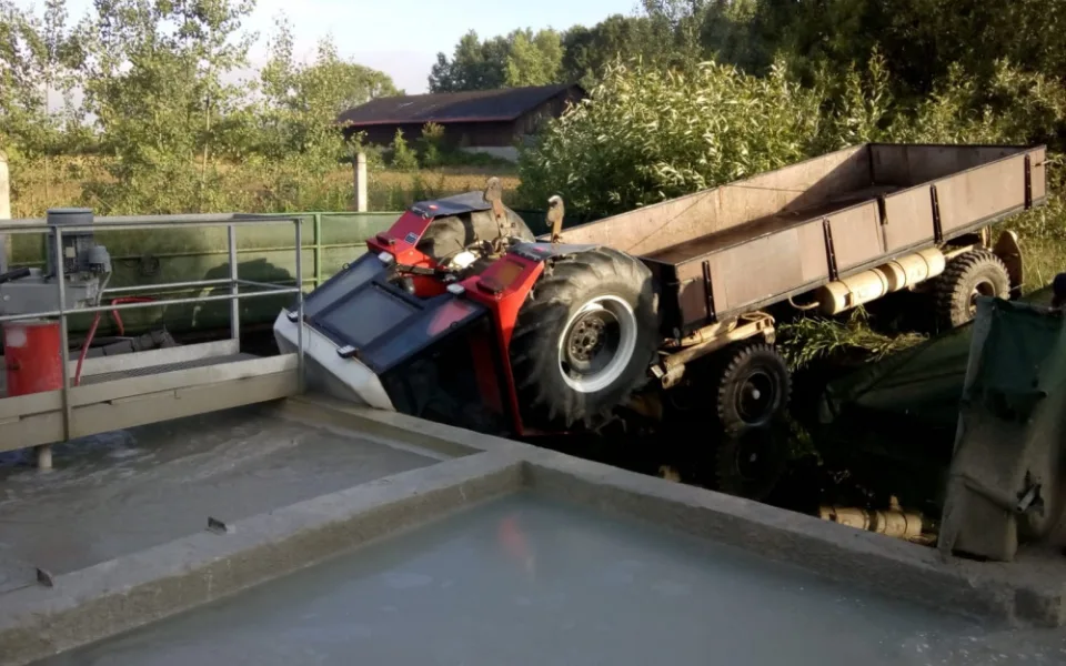 Traktor ponořený do jímky