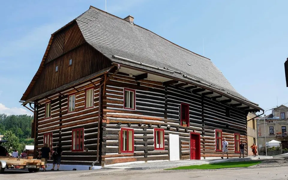 Úpická Dřevěnka oblékla nový kabát