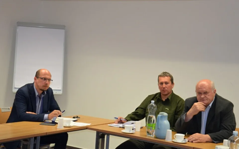 Hejtman Jiří Štěpán (vlevo) a radní Karel Klíma (vpravo) na jednání o kůrovci v Královéhradeckém kraji.