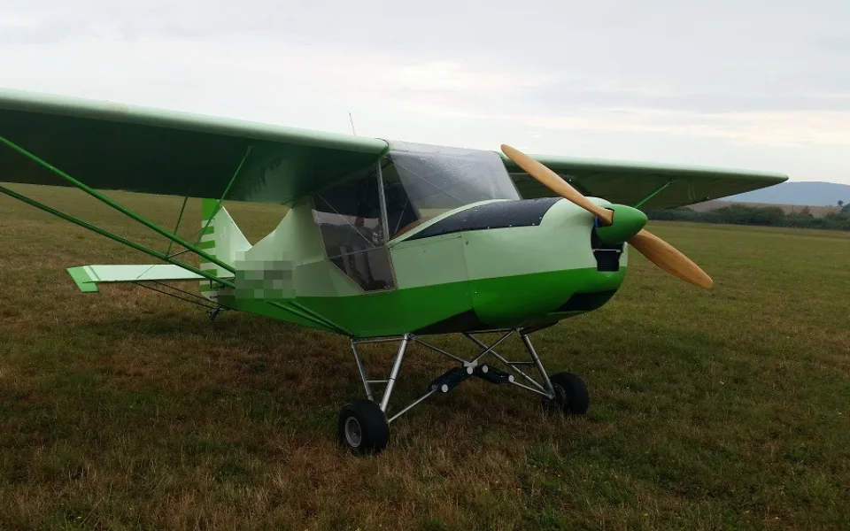 Pilot pravděpodobně nezvládl přistávací manévr. Došlo k poškození zadní části letounu