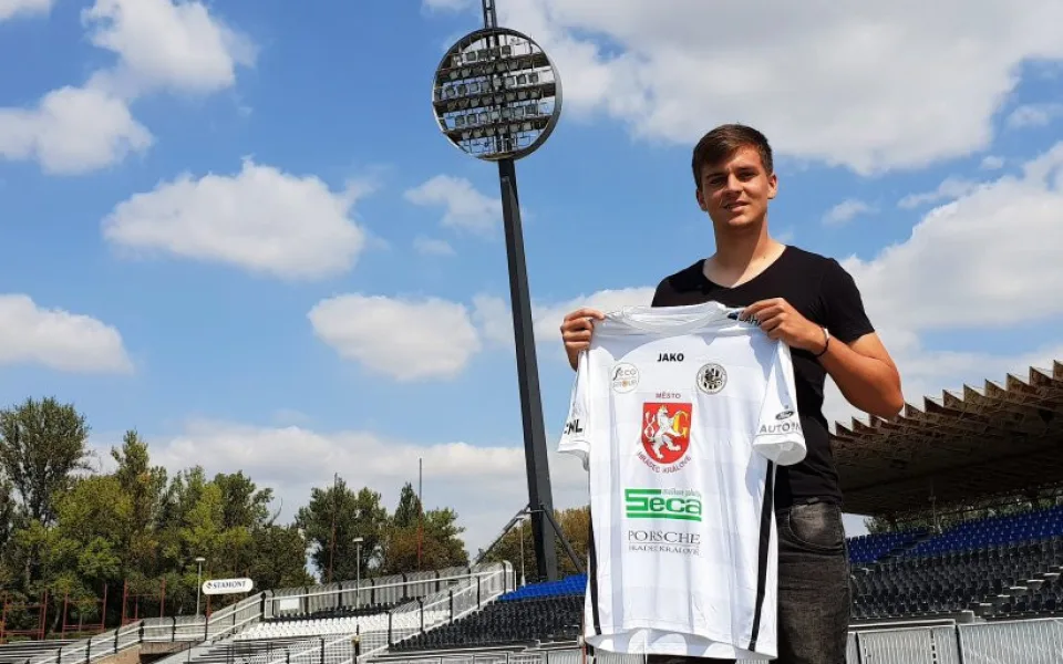 Jakub Pokorný s hradeckým dresem