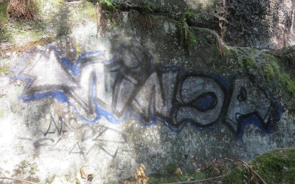 Posprejovaná skála