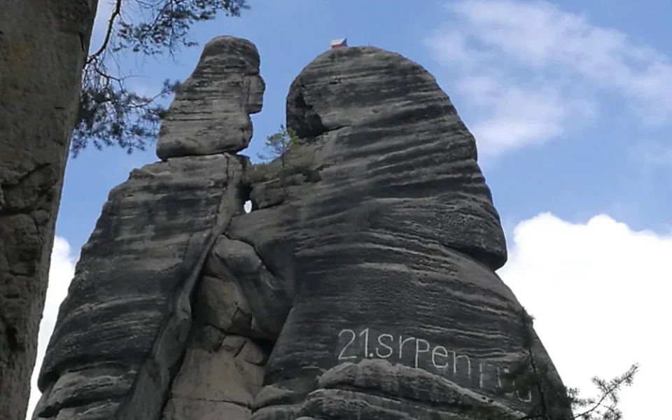 Nápis na skalním útvaru