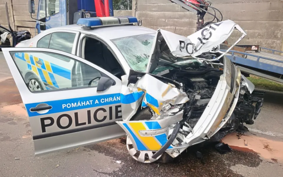 Policejní vozidlo po nehodě