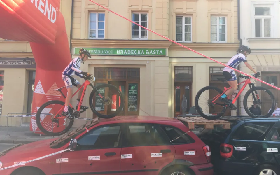Cyklisté a běžci zaplnili Velké náměstí