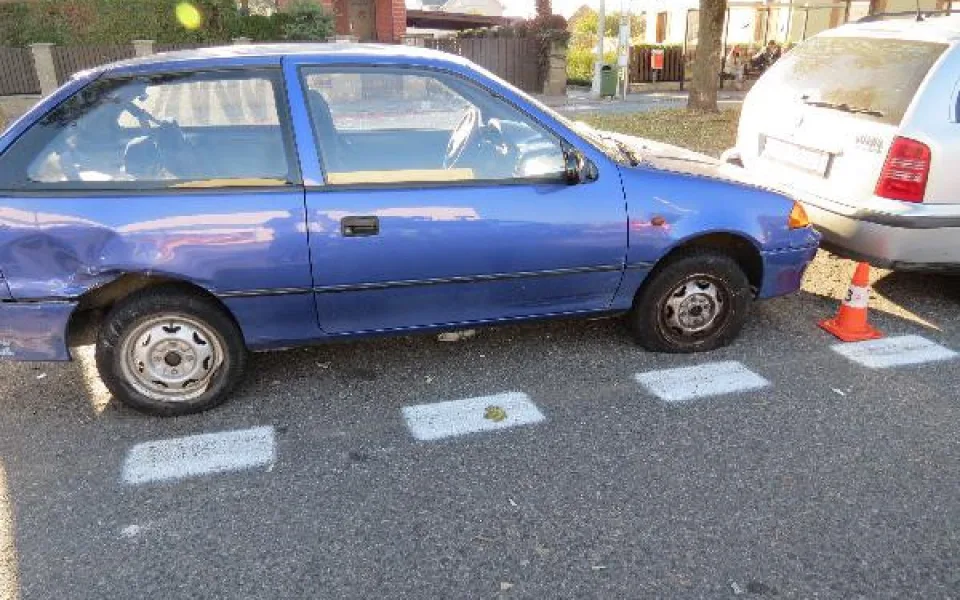 Opilá řidička nabourala dvě zaparkovaná auta