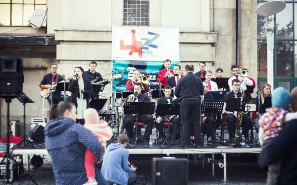 Jazz před vlakovým nádražím