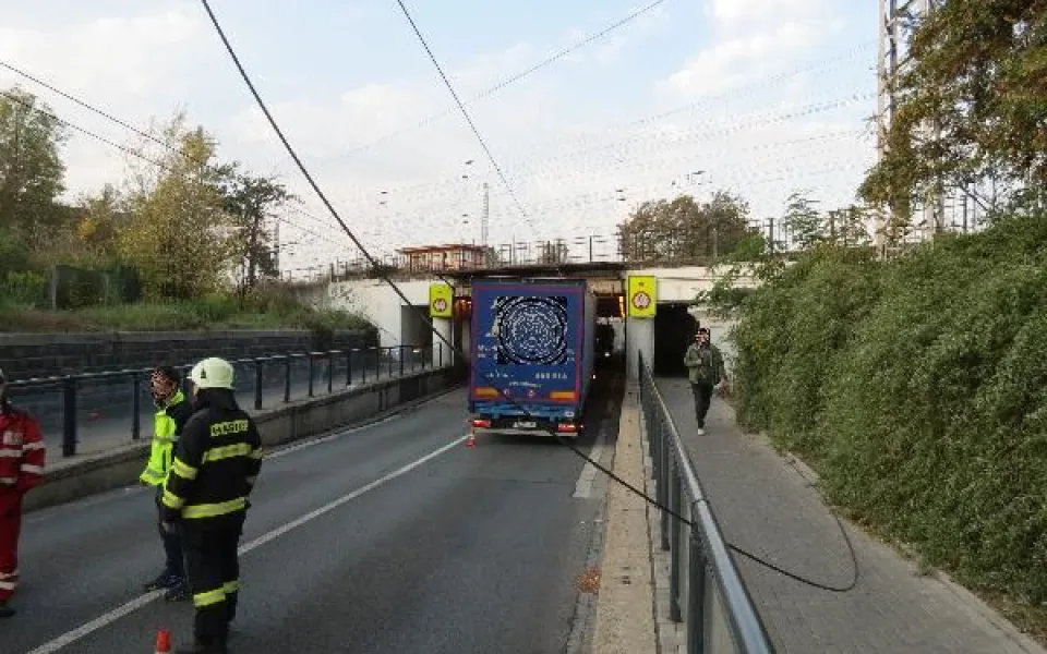 Kamión se zasekl v železničním podjezdu