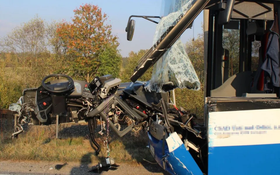 Srážka s kamionem vytrhla řidiči autobusu volant z rukou, jako zázrakem se nikdo nezranil