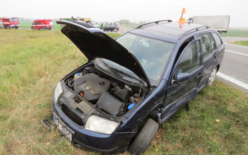 Fabia skončila po srážce v příkopě, kde narazila do značky