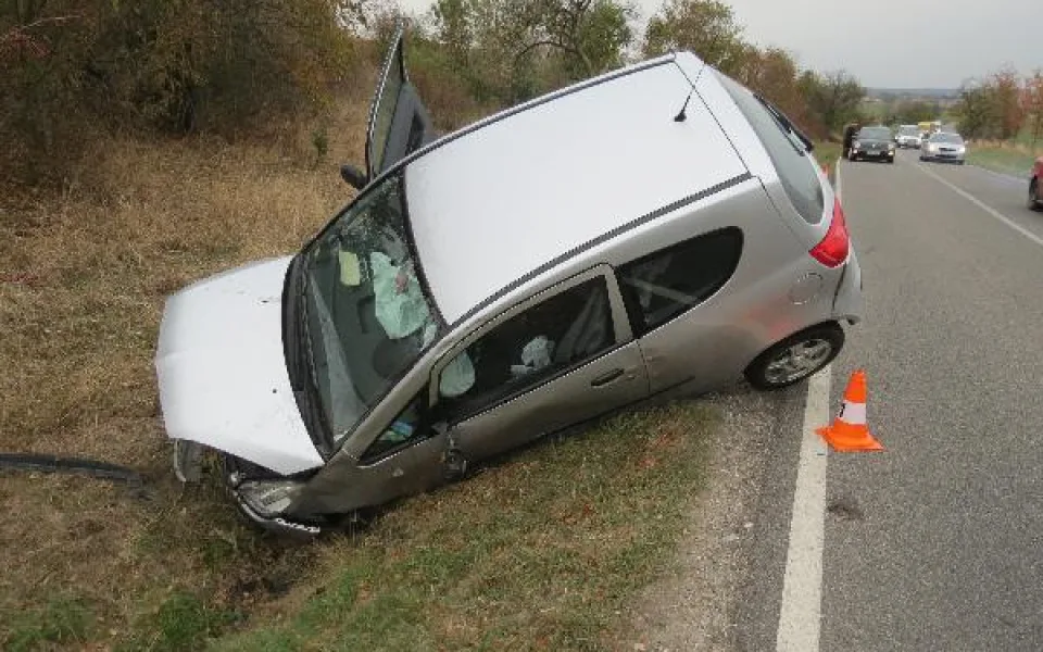 Opilá seniorka nejdřív trefila zrcátkem auto v protisměru, následně bourala v příkopě