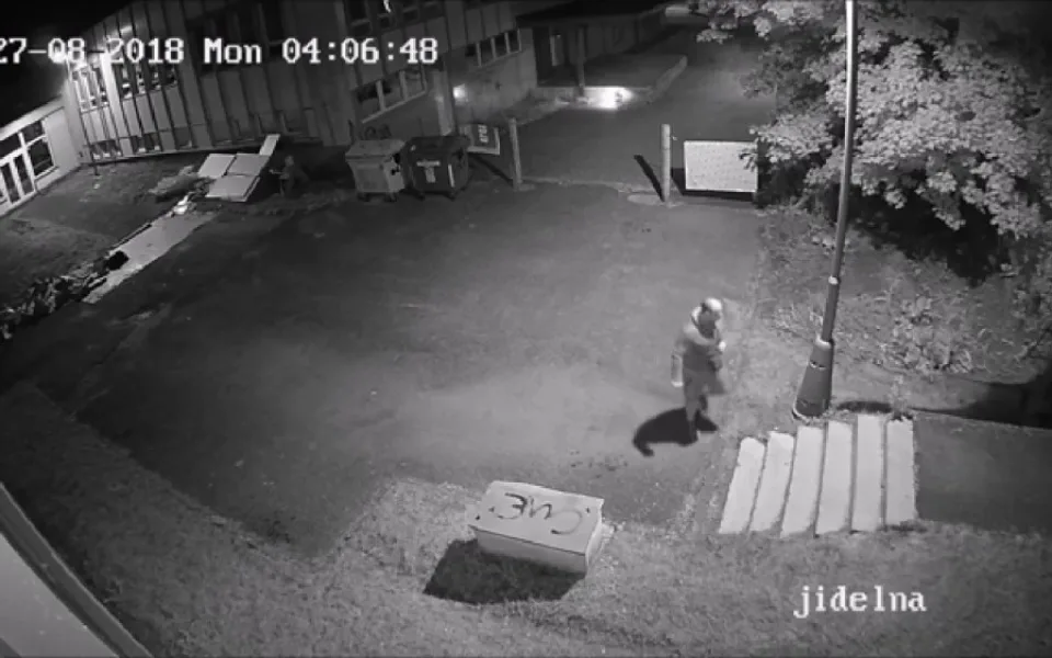 PÁTRÁNÍ: Policie hledá muže, který by mohl pomoci objasnění případů žhářství
