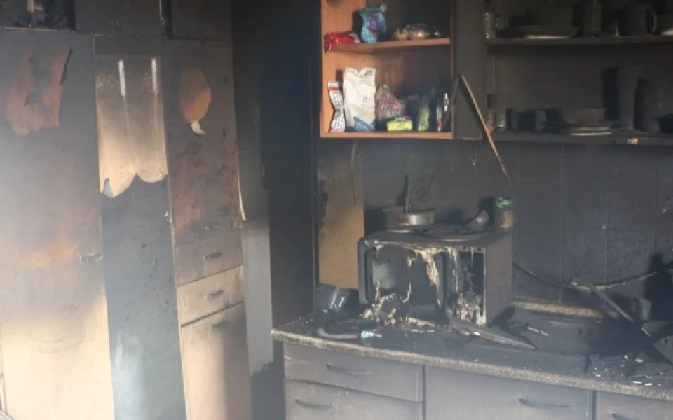 Plameny zničily garsonku, jednu osobu museli ošetřit zdravotníci