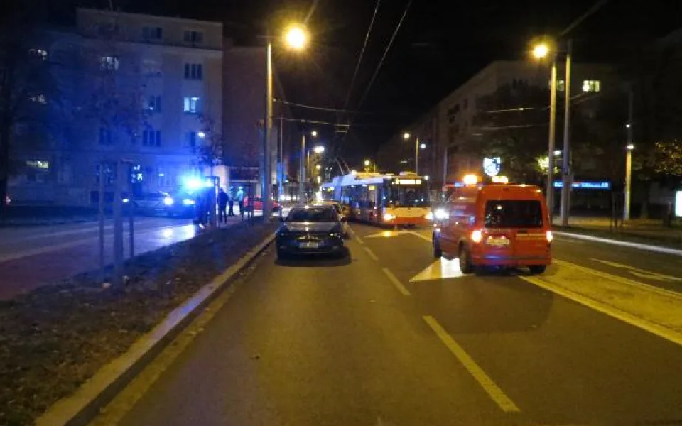 Demoliční derby v hradeckých ulicích. Opilá řidička nabourala dvě auta a trolejbus