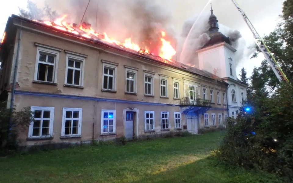 Hořící zámek v Horním Maršově na Trutnovsku